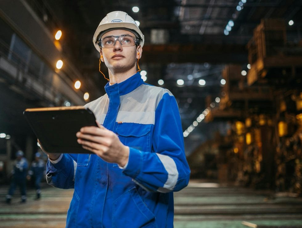 Сотрудник на заводе НЛМК